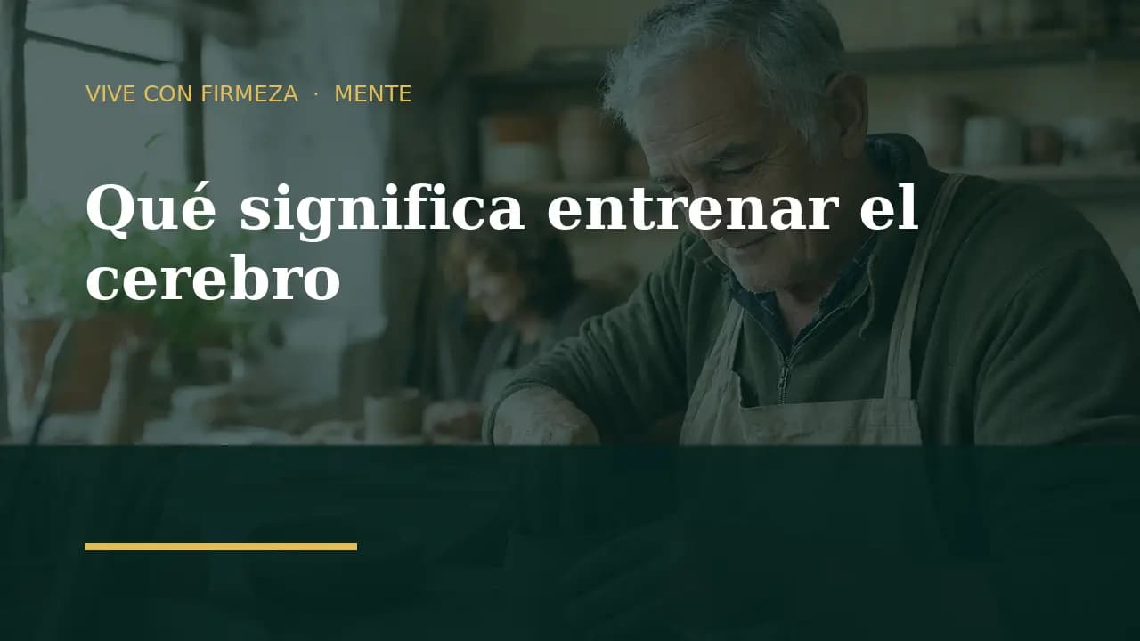 Hombre aprende cerámica en un taller