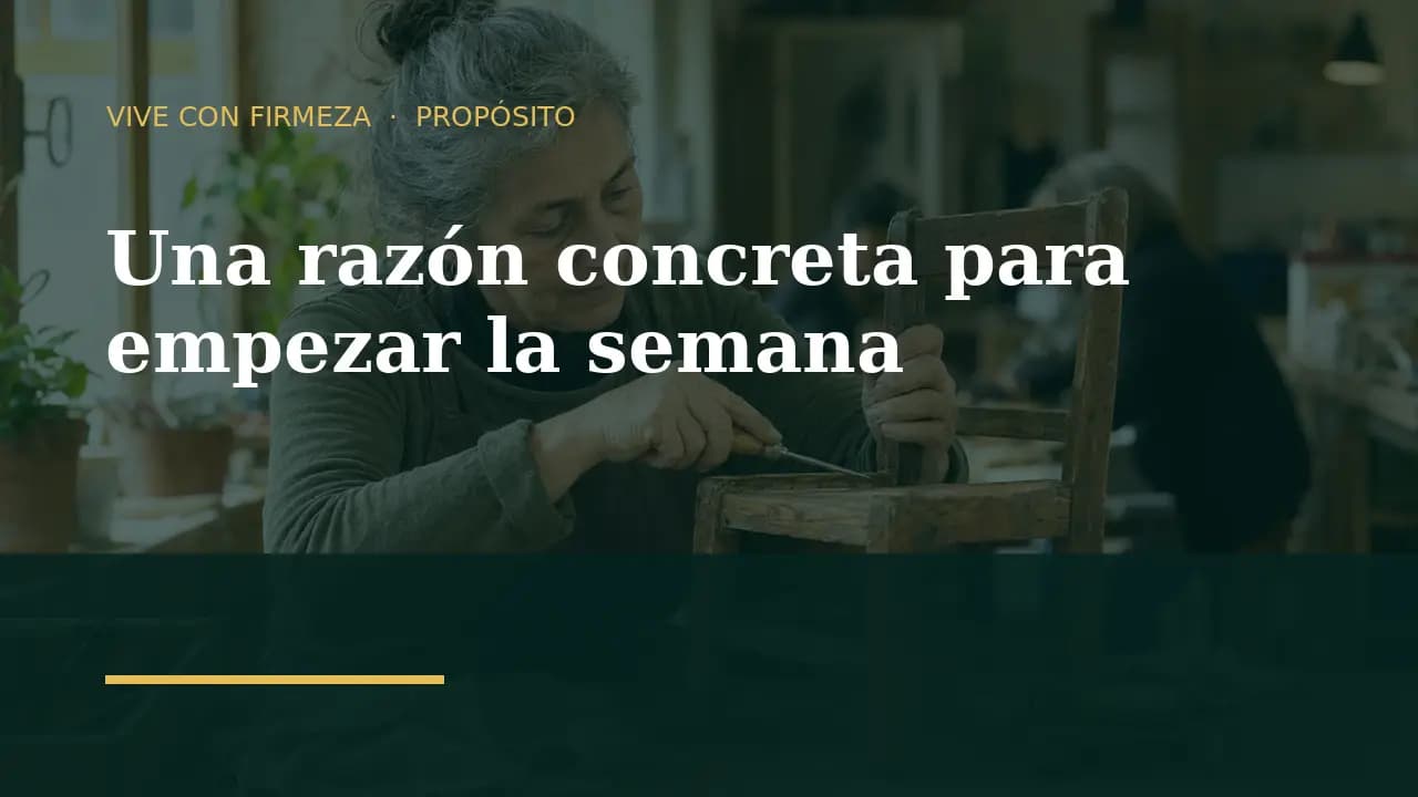 Mujer restaura una silla en un taller comunitario
